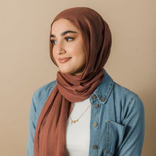 A sleek and elegant silver name necklace displayed on a model wearing it at 18 inches.

